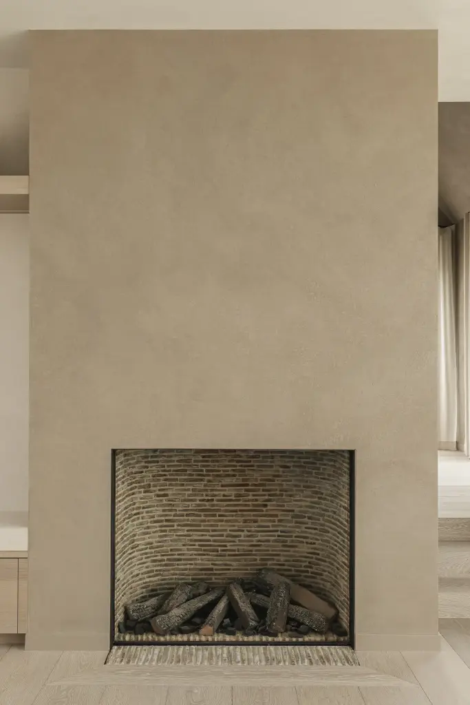 Microcement schouw met gashaard en houtblokken, where architecture creates space for experience, interieur Laura Calleeuw
