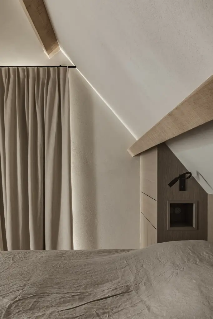 Slaapkamer met gordijn en eikenhouten balk, where architecture creates space for experience, interieur Laura Calleeuw