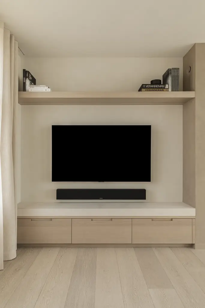 Televisiewand met open nis, eikenhouten meubel en verlichte plank, where architecture creates space for experience, interieur Laura Calleeuw