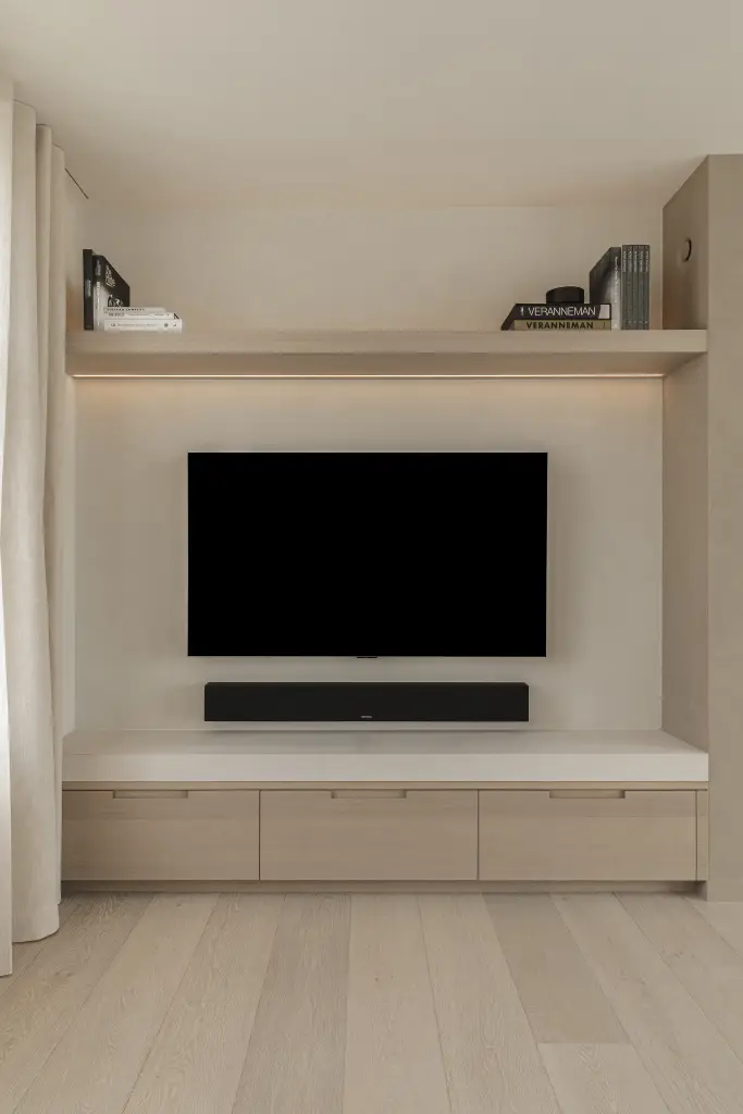 Televisiewand met open nis, eikenhouten meubel en verlichte plank, where architecture creates space for experience, interieur Laura Calleeuw