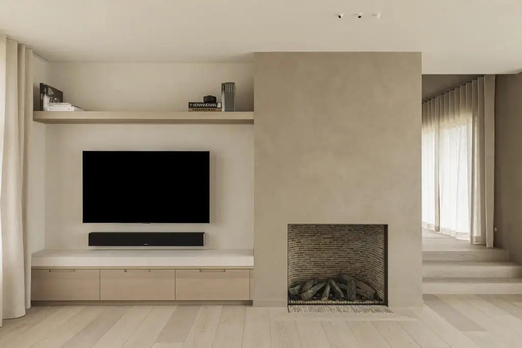 Televisiewand met open nis, eikenhouten meubel en verlichte plank, where architecture creates space for experience, interieur Laura Calleeuw