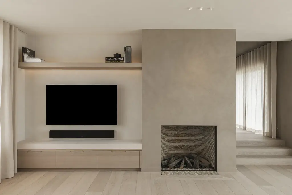 Televisiewand met open nis, eikenhouten meubel en verlichte plank, where architecture creates space for experience, interieur Laura Calleeuw
