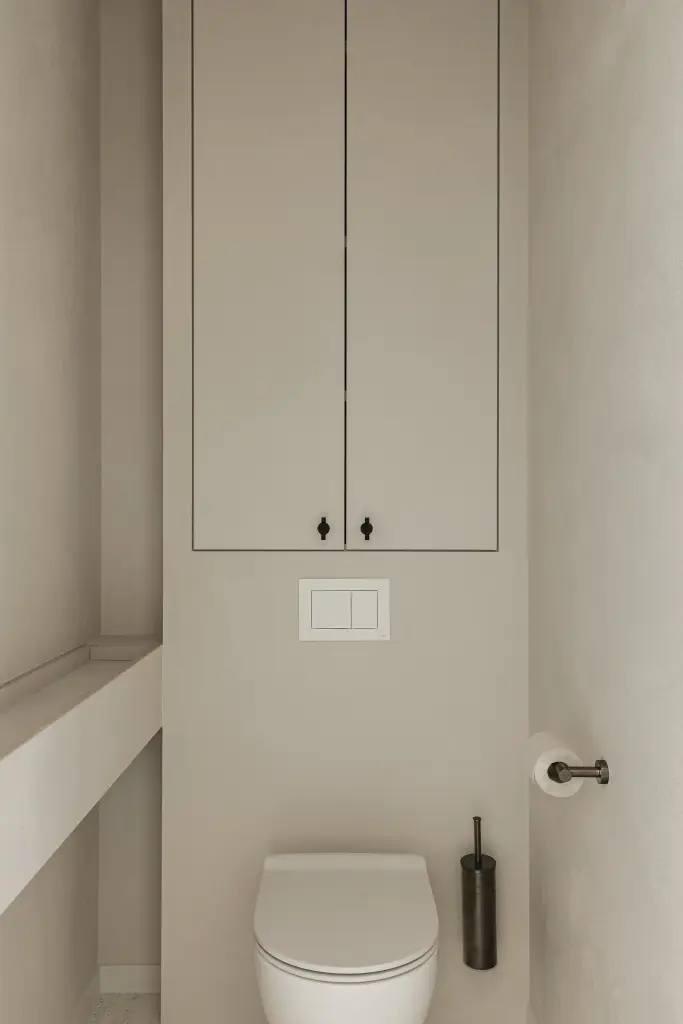Toilet met inbouwkast, microcement wanden en indirecte verlichting, where architecture creates space for experience, interieur Laura Calleeuw