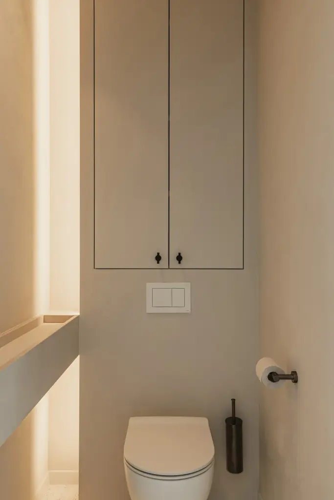Toilet met inbouwkast, microcement wanden en indirecte verlichting, where architecture creates space for experience, interieur Laura Calleeuw