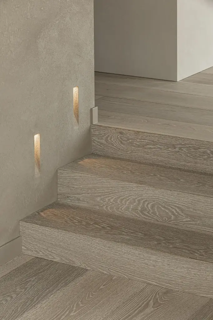 Trap met eikenhouten treden en verlichte inkijknis, where architecture creates space for experience, interieur Laura Calleeuw