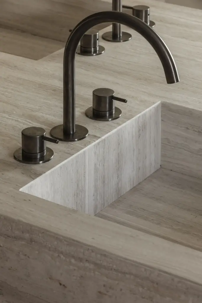 Wastafel in travertijn met zwarte kranen, where architecture creates space for experience, interieur Laura Calleeuw