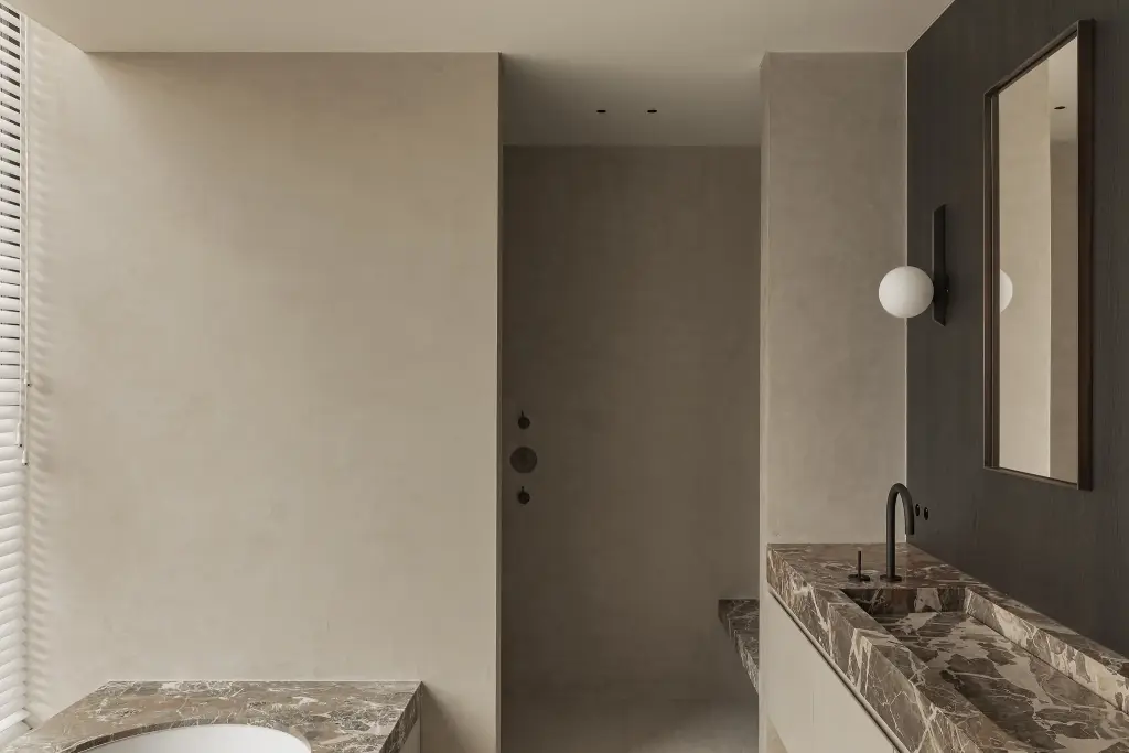 Badkamer met marmeren wastafel, bolvormige wandlamp en donker eiken paneel, Kijkwoning in Erpe-Mere, interieur Laura Calleeuw