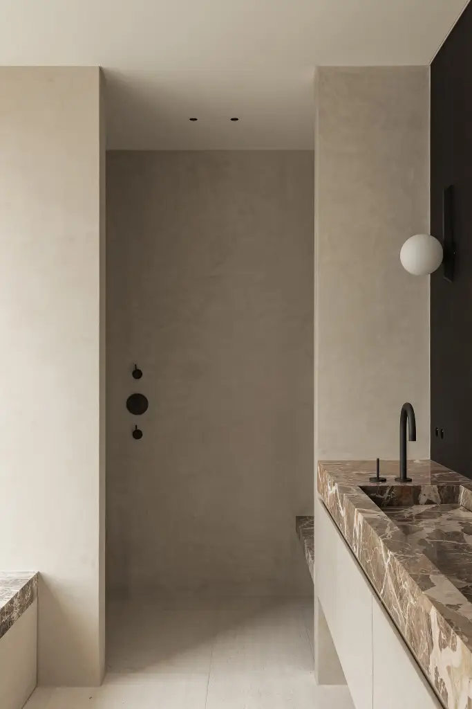 Badkamer met marmeren wastafel, bolvormige wandlamp en donker eiken paneel, Kijkwoning in Erpe-Mere, interieur Laura Calleeuw