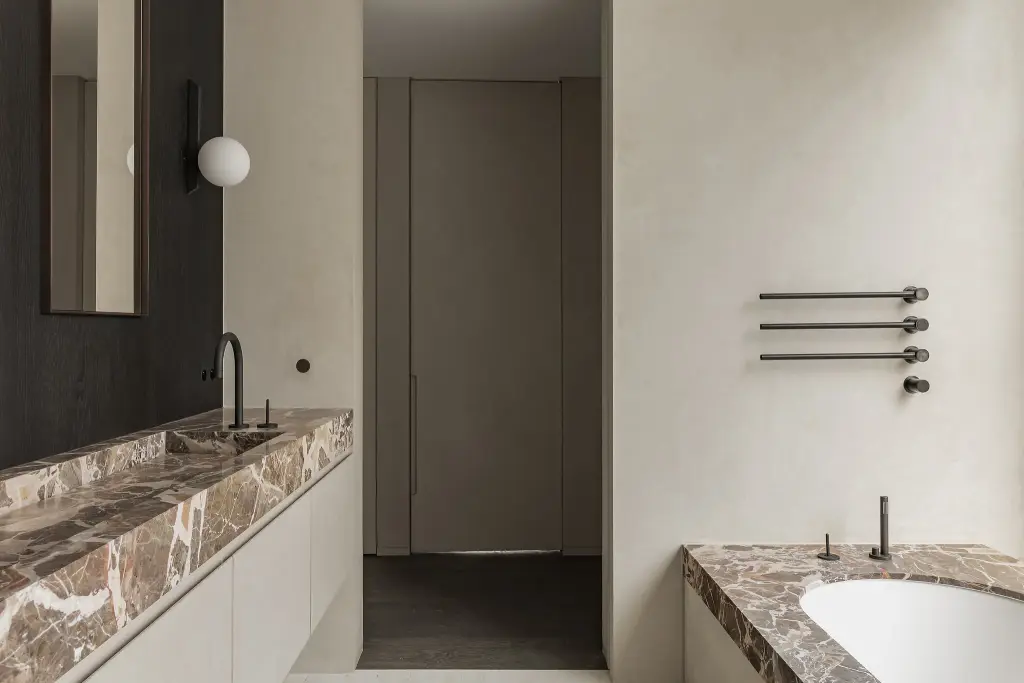 Badkamer met marmeren wastafel, bolvormige wandlamp en donker eiken paneel, Kijkwoning in Erpe-Mere, interieur Laura Calleeuw