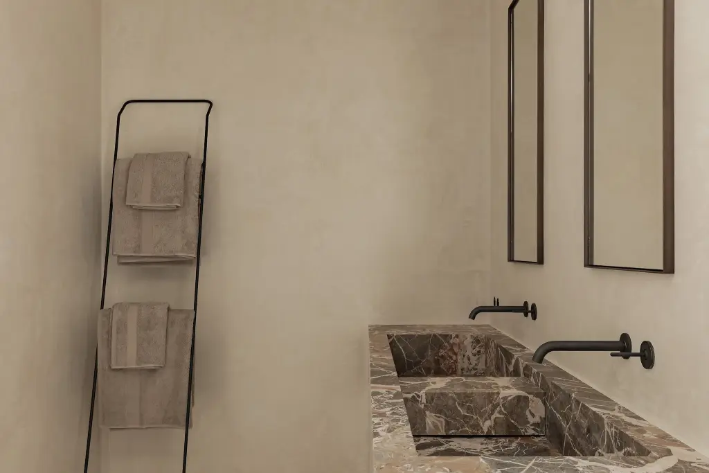 Badkamer met marmeren wastafel, smalle spiegels en handdoekladder, Kijkwoning in Erpe-Mere, interieur Laura Calleeuw