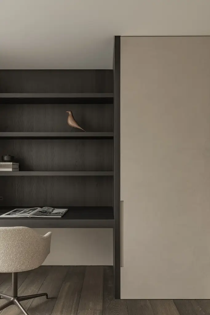 Bureaunis in donker eiken met open planken en indirecte verlichting, Kijkwoning in Erpe-Mere, interieur Laura Calleeuw