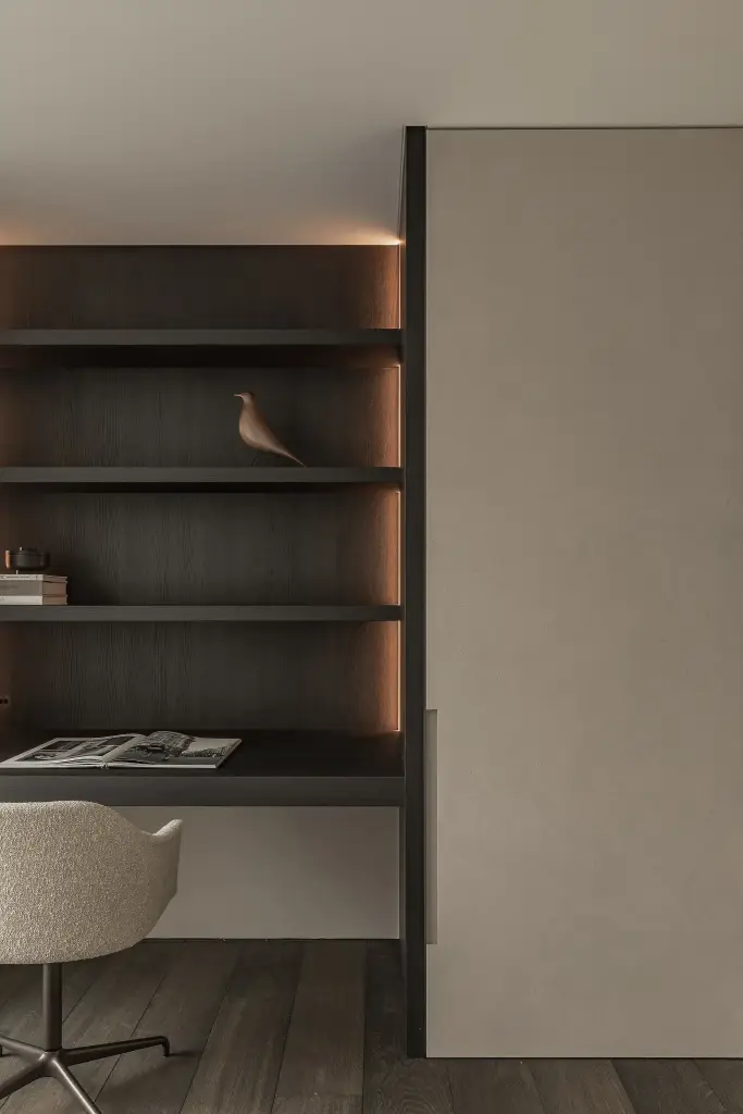 Bureaunis in donker eiken met open planken en indirecte verlichting, Kijkwoning in Erpe-Mere, interieur Laura Calleeuw