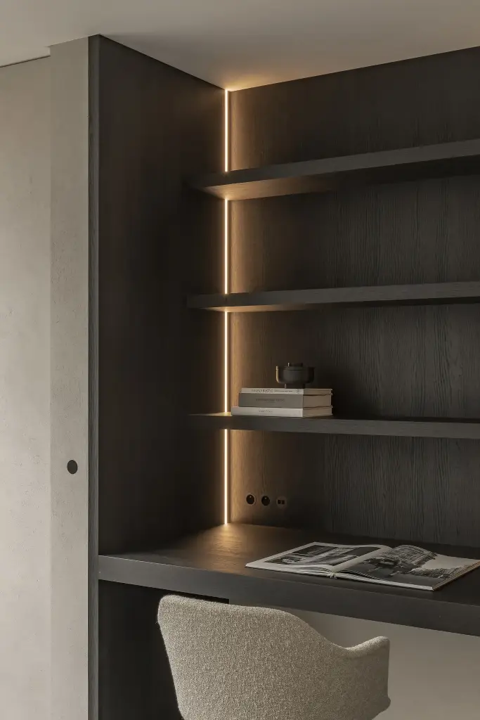 Bureaunis in donker eiken met open planken en indirecte verlichting, Kijkwoning in Erpe-Mere, interieur Laura Calleeuw
