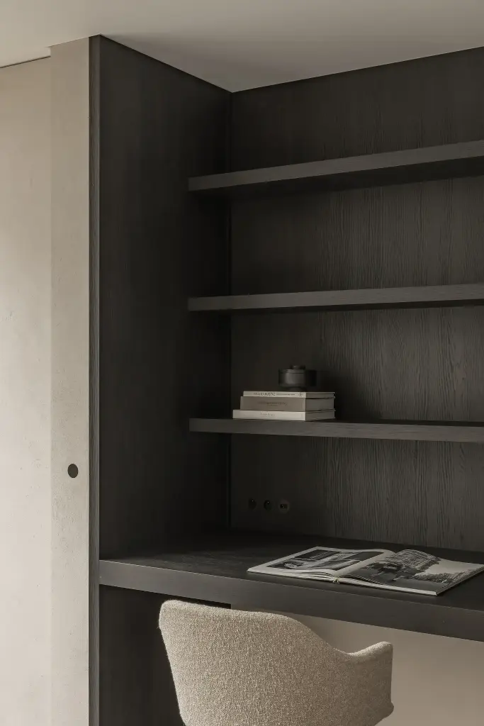 Bureaunis in donker eiken met open planken en indirecte verlichting, Kijkwoning in Erpe-Mere, interieur Laura Calleeuw