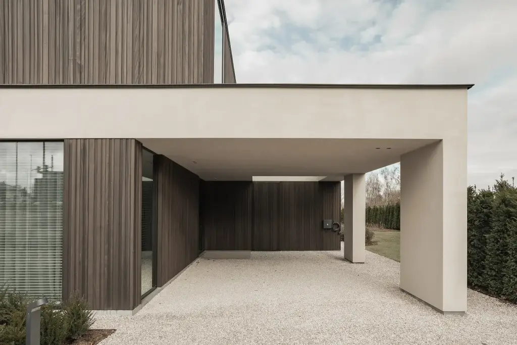 Overdekte ingang met houten wand en grindverharding, Kijkwoning in Erpe-Mere, interieur Laura Calleeuw