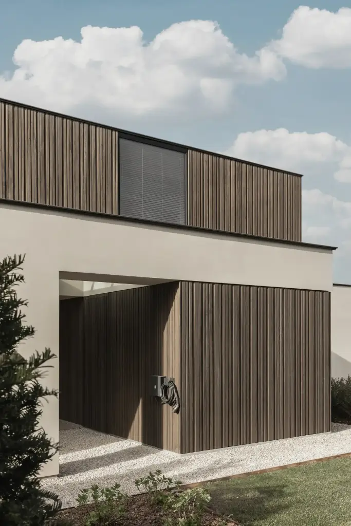 Overdekte ingang met houten wand en grindverharding, Kijkwoning in Erpe-Mere, interieur Laura Calleeuw