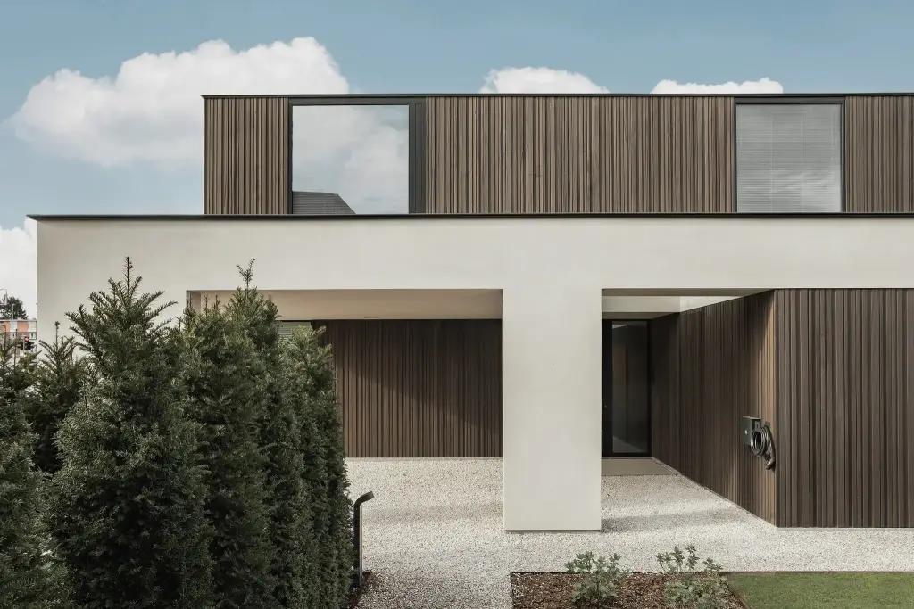 Overdekte ingang met houten wand en grindverharding, Kijkwoning in Erpe-Mere, interieur Laura Calleeuw