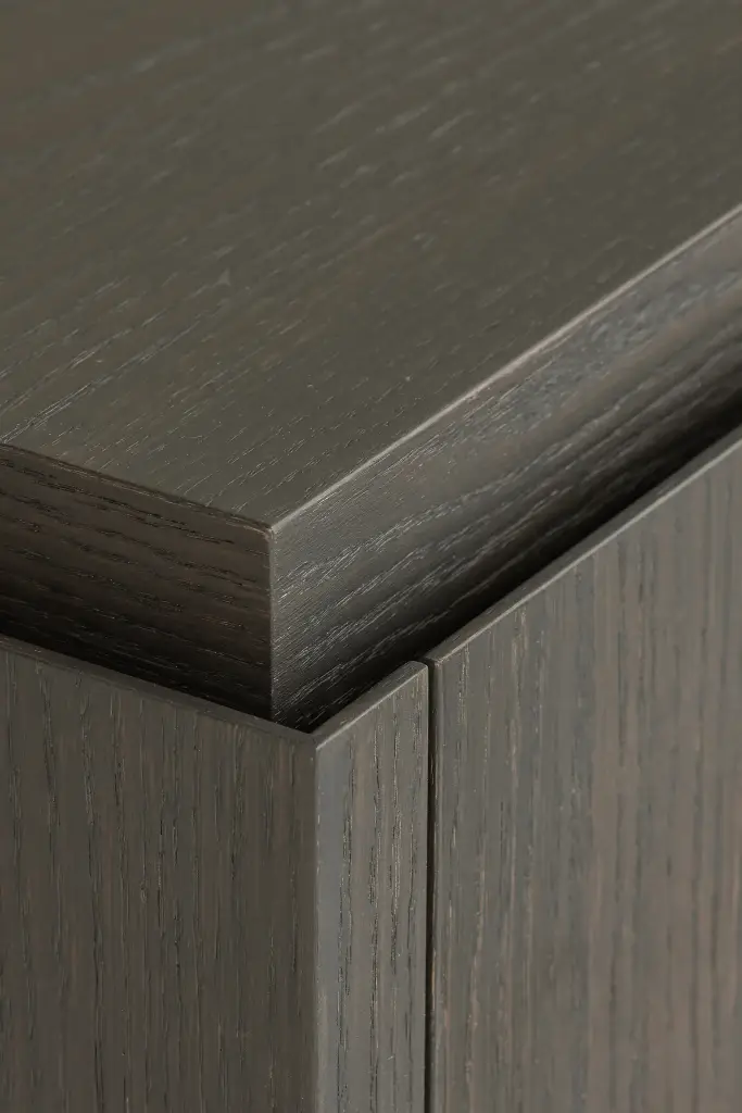 Detail van kastfront in donker eiken met verdoken greep, Kijkwoning in Erpe-Mere, interieur Laura Calleeuw