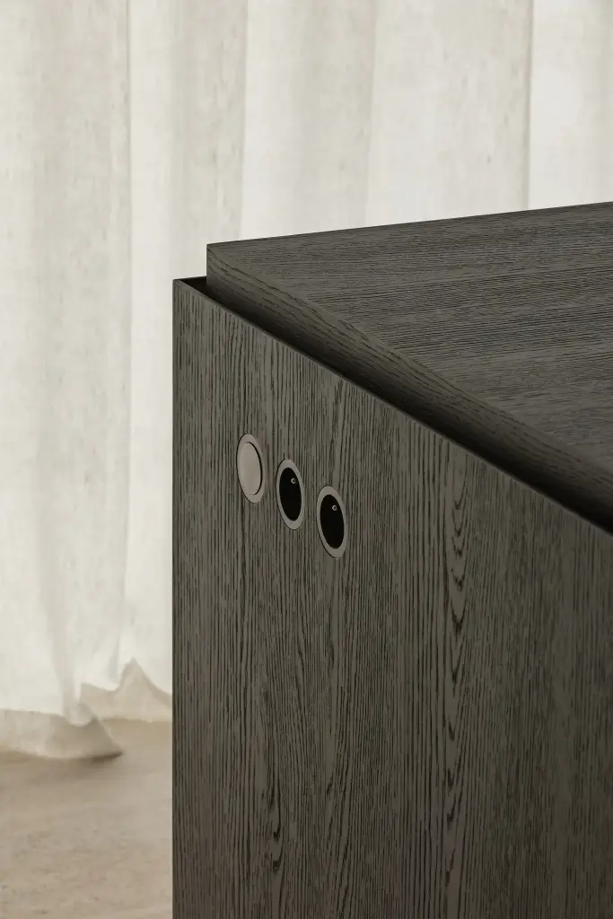 Detail van kastfront in donker eiken met verdoken greep, Kijkwoning in Erpe-Mere, interieur Laura Calleeuw