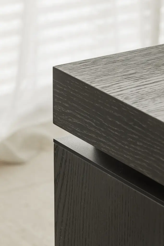 Detail van kastfront in donker eiken met verdoken greep, Kijkwoning in Erpe-Mere, interieur Laura Calleeuw
