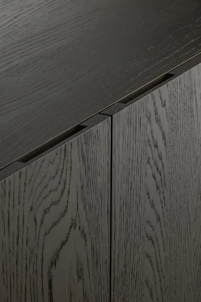 Detail van kastfront in donker eiken met verdoken greep, Kijkwoning in Erpe-Mere, interieur Laura Calleeuw