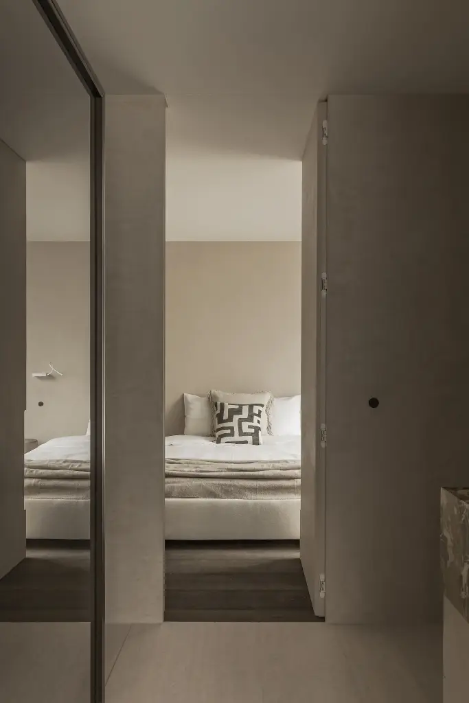 Doorkijk naar de slaapkamer met spiegeling in de deur, Kijkwoning in Erpe-Mere, interieur Laura Calleeuw