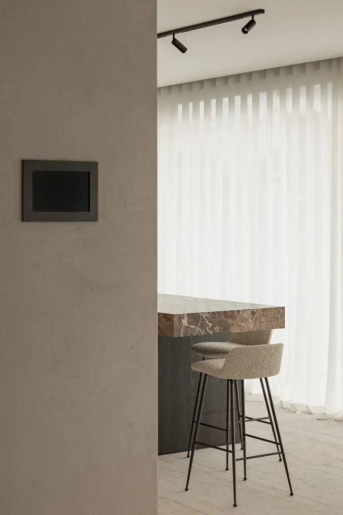 Doorkijk van de woonkamer naar de keuken met eiland en barkrukken, Kijkwoning in Erpe-Mere, interieur Laura Calleeuw