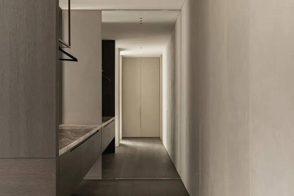 Dressinggang met marmeren kaptafel, kledingstang en kastenwand, Kijkwoning in Erpe-Mere, interieur Laura Calleeuw