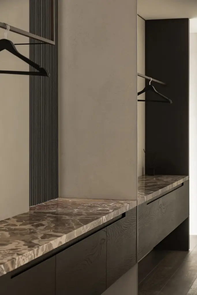 Dressinggang met marmeren kaptafel, kledingstang en kastenwand, Kijkwoning in Erpe-Mere, interieur Laura Calleeuw