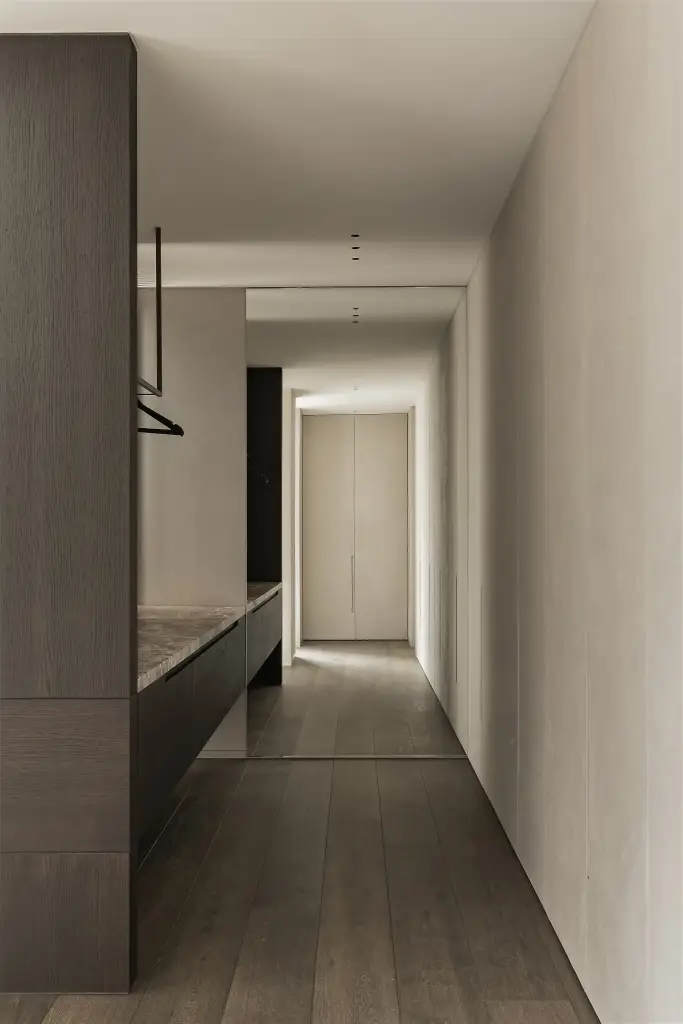 Dressinggang met marmeren kaptafel, kledingstang en kastenwand, Kijkwoning in Erpe-Mere, interieur Laura Calleeuw
