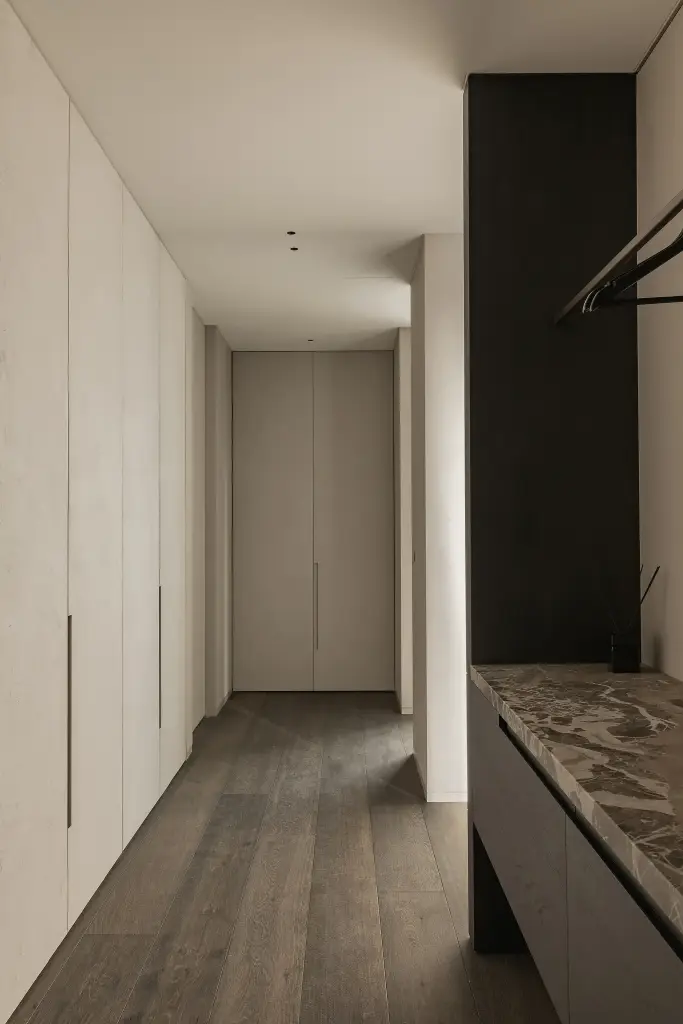 Dressinggang met marmeren kaptafel, kledingstang en kastenwand, Kijkwoning in Erpe-Mere, interieur Laura Calleeuw