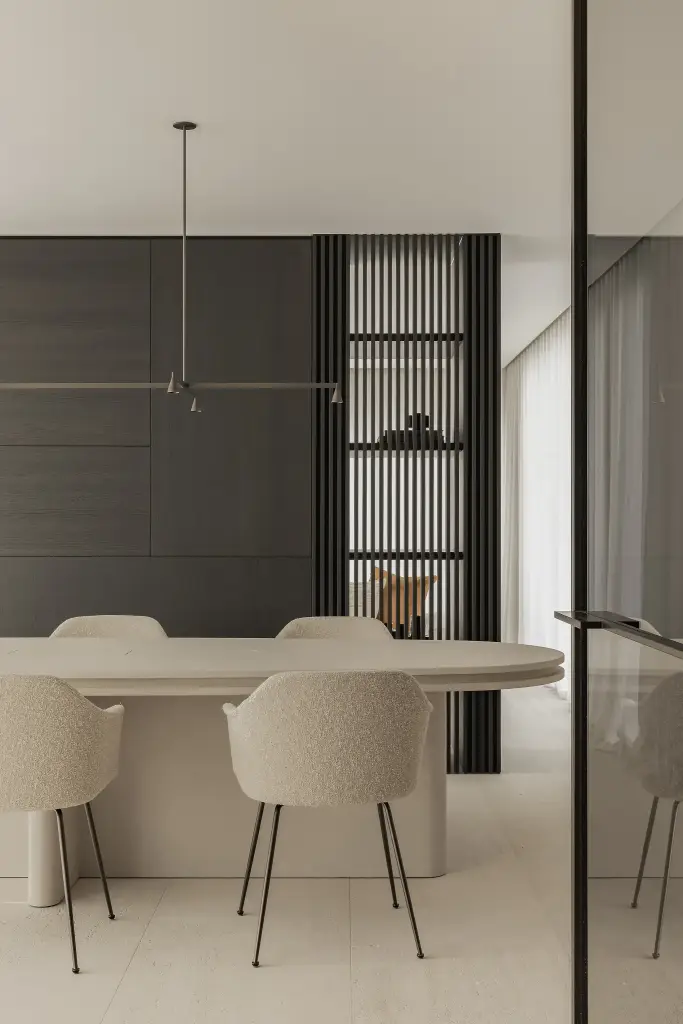 Eetruimte met ovale tafel, bouclé stoelen en hanglamp, Kijkwoning in Erpe-Mere, interieur Laura Calleeuw