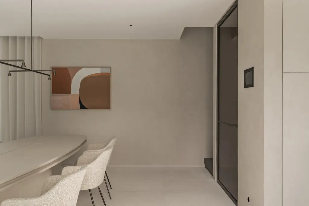 Eetruimte met ovale tafel, bouclé stoelen en hanglamp, Kijkwoning in Erpe-Mere, interieur Laura Calleeuw