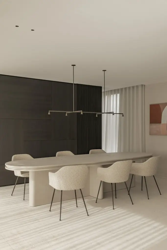 Eetruimte met ovale tafel, bouclé stoelen en hanglamp, Kijkwoning in Erpe-Mere, interieur Laura Calleeuw