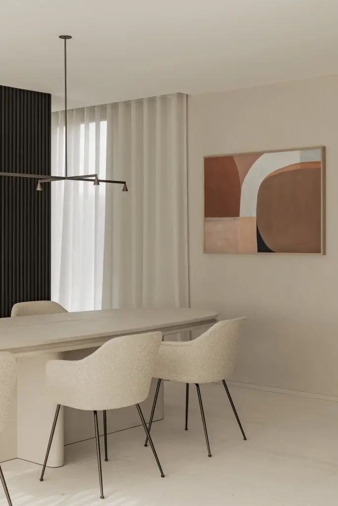 Eetruimte met ovale tafel, bouclé stoelen en hanglamp, Kijkwoning in Erpe-Mere, interieur Laura Calleeuw