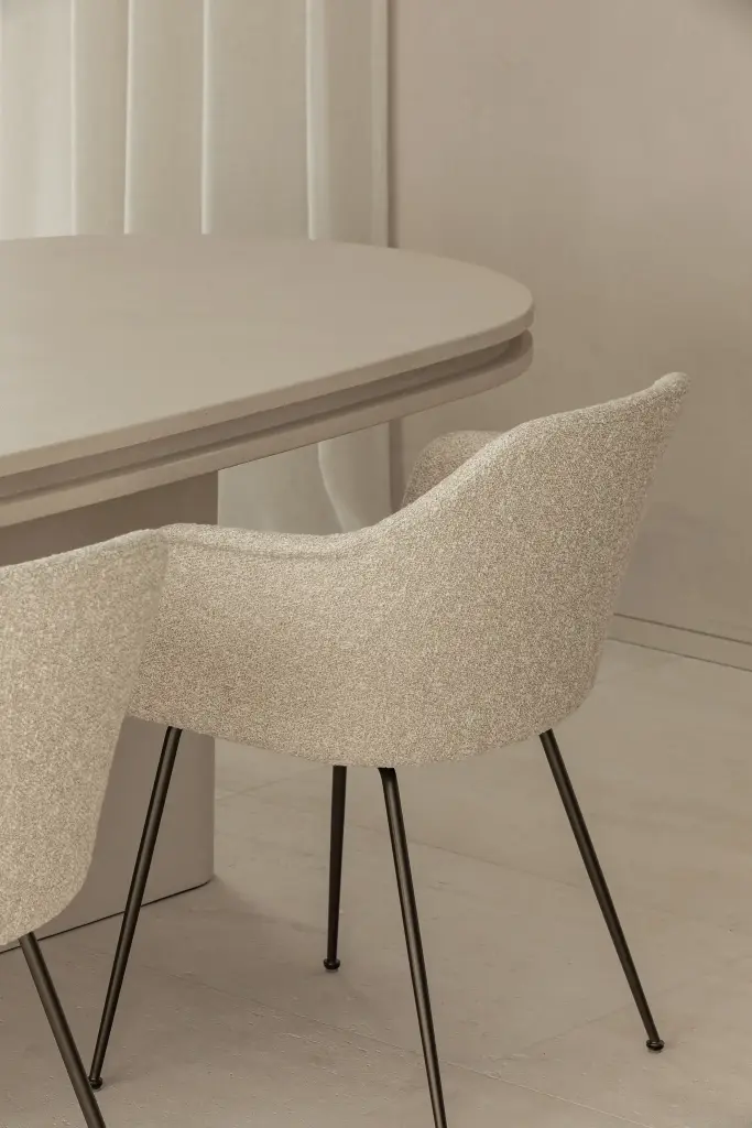 Eetruimte met ovale tafel, bouclé stoelen en hanglamp, Kijkwoning in Erpe-Mere, interieur Laura Calleeuw