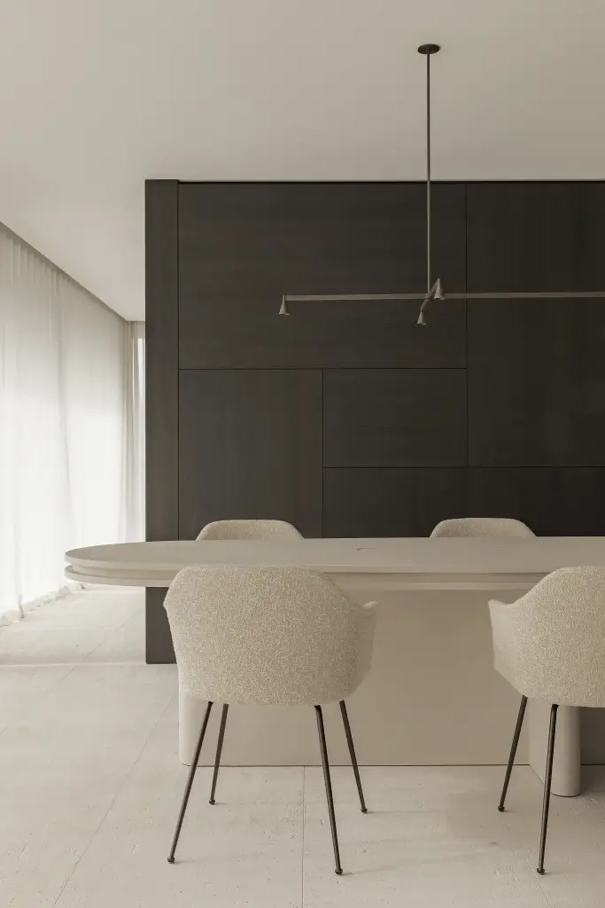 Eetruimte met ovale tafel, bouclé stoelen en hanglamp, Kijkwoning in Erpe-Mere, interieur Laura Calleeuw