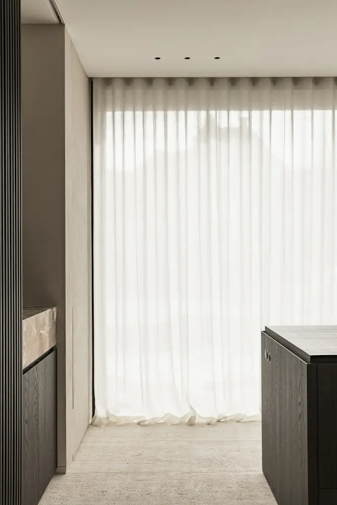 Donker eikenhouten kastenwand en kookeiland voor een raam met linnen gordijnen, Kijkwoning in Erpe-Mere, interieur Laura Calleeuw