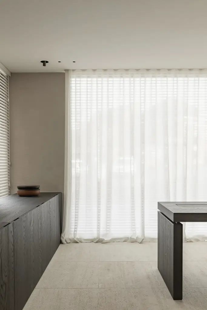 Donker eikenhouten kastenwand en kookeiland voor een raam met linnen gordijnen, Kijkwoning in Erpe-Mere, interieur Laura Calleeuw
