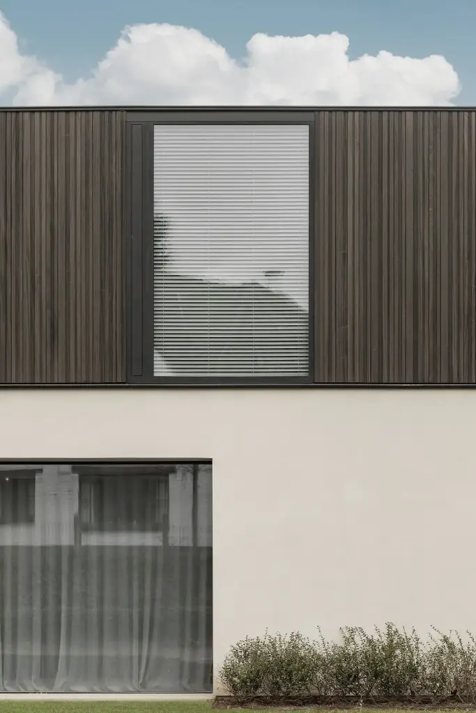 Detail van de gevel met verticale houten lamellen en een groot raam, Kijkwoning in Erpe-Mere, interieur Laura Calleeuw