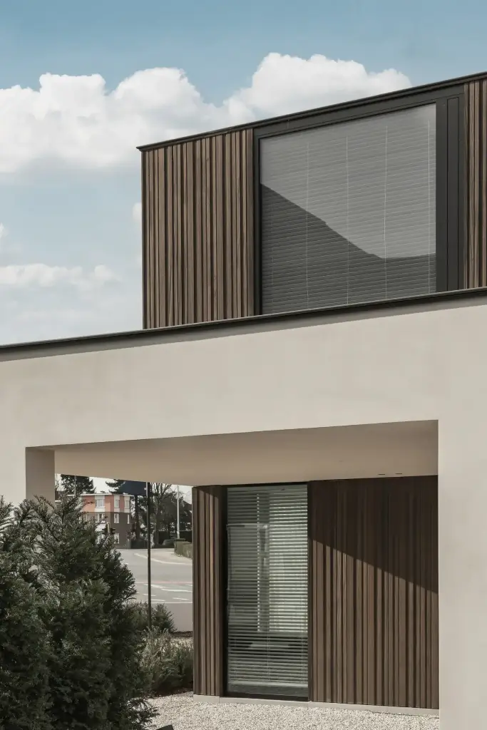 Detail van de gevel met verticale houten lamellen en een groot raam, Kijkwoning in Erpe-Mere, interieur Laura Calleeuw