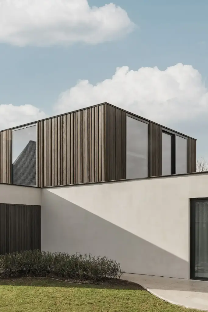 Gevelvolumes in hout en crepi met aangelegde tuin, Kijkwoning in Erpe-Mere, interieur Laura Calleeuw