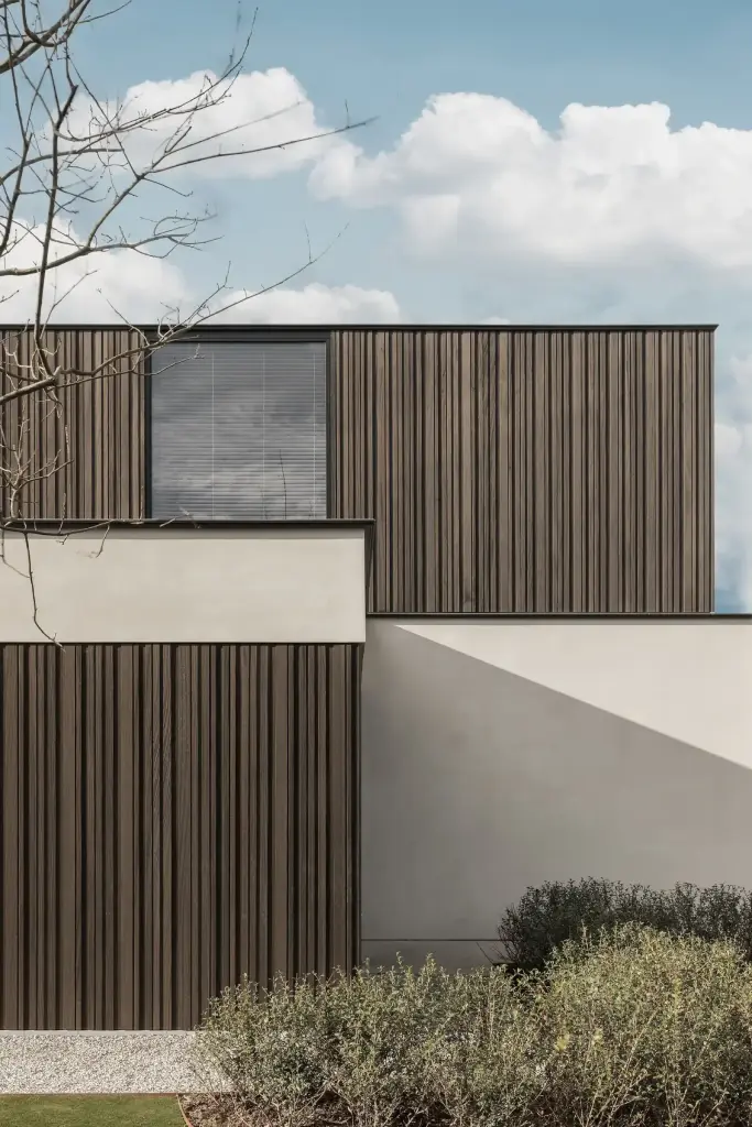 Gevelvolumes in hout en crepi met aangelegde tuin, Kijkwoning in Erpe-Mere, interieur Laura Calleeuw