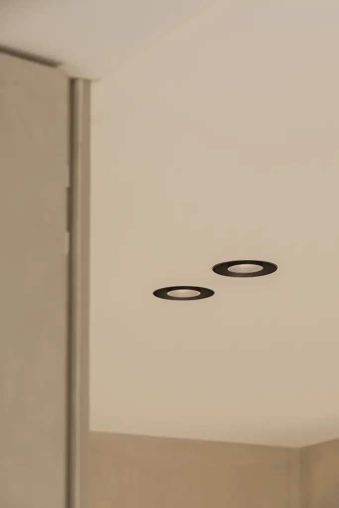 Twee inbouwspots in een wit plafond, Kijkwoning in Erpe-Mere, interieur Laura Calleeuw