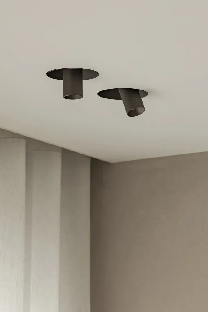 Twee zwarte inbouwspots in het plafond naast een gordijn, Kijkwoning in Erpe-Mere, interieur Laura Calleeuw