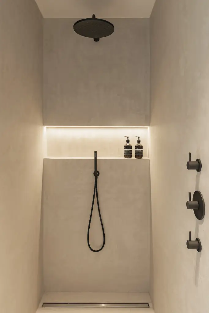 Inloopdouche met regendouche, nis met verlichting en zwarte thermostaatkranen, Kijkwoning in Erpe-Mere, interieur Laura Calleeuw