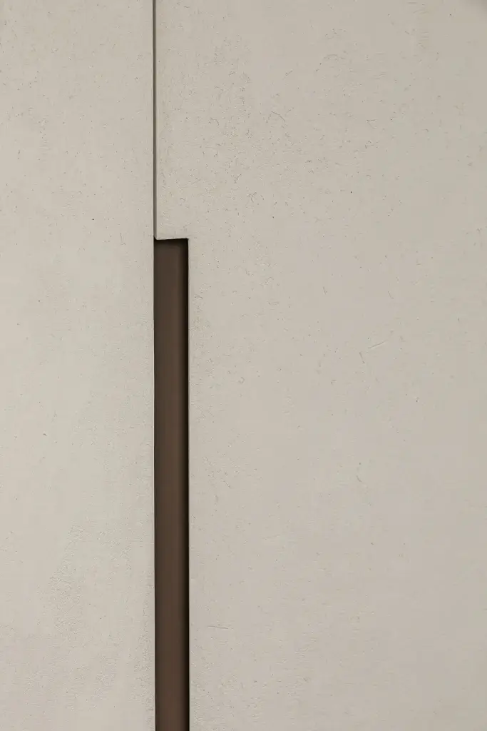 Detail van een kastdeur met verdoken greep in microcement, Kijkwoning in Erpe-Mere, interieur Laura Calleeuw