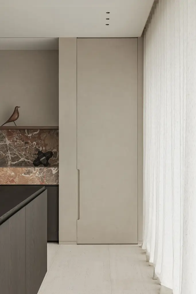 Kastenwand met lamellen en doorgang naast een linnen gordijn, Kijkwoning in Erpe-Mere, interieur Laura Calleeuw