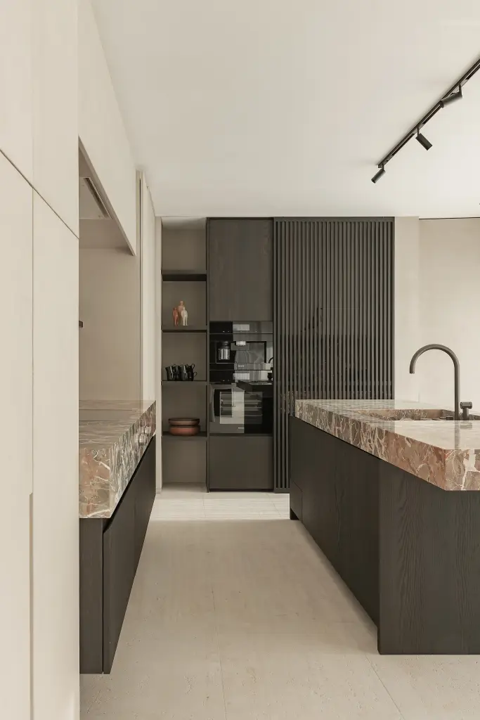 Keuken met eiland in marmer en donker eiken met barkrukken, Kijkwoning in Erpe-Mere, interieur Laura Calleeuw