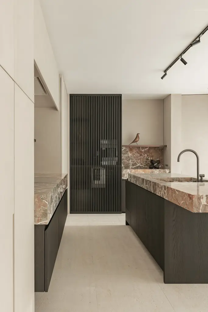 Keuken met eiland in marmer en donker eiken met barkrukken, Kijkwoning in Erpe-Mere, interieur Laura Calleeuw
